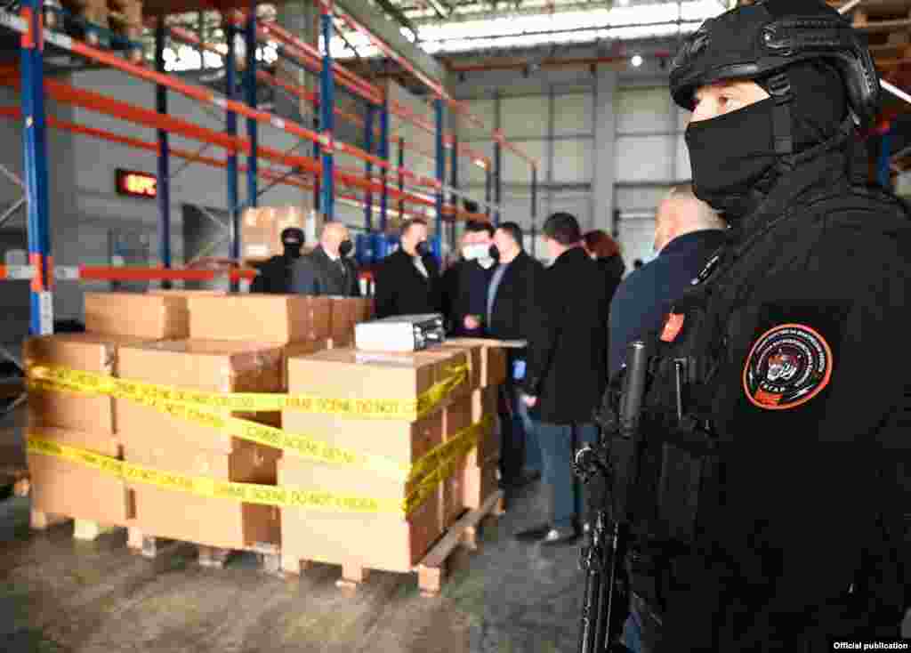 МАКЕДОНИЈА - Македонската полиција во меѓународна акција запленила еден тон суровина со која може да се призведе голема количина на синтетичка дрога - амфетамини во вредност од над 50 милиони евра, наменет за земја од Европската Унија.