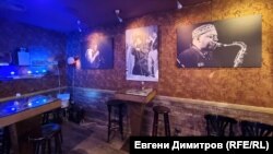 Част от експозицията в Dada bar