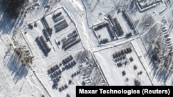 Супутникове фото: розгортання з'єднань і систем артилерійської підтримки на полігоні Погонове у Воронезькій області Росії. 16 січня 2022 року