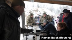 Zaposleni u gradskim industrijama i uslužnom sektoru prisustvuju vojnoj obuci izvan Lavova, Ukrajina 25. januar 2022. Više od 14.000 ljudi je ubijeno u istočnim regionima Donjeck i Lugansk, za skoro osam godina borbi između pobunjenika koje podržava Rusija i ukrajinskih snaga.