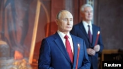 Владимир Путин (слева) и мэр Москвы Сергей Собянин (на заднем плане)