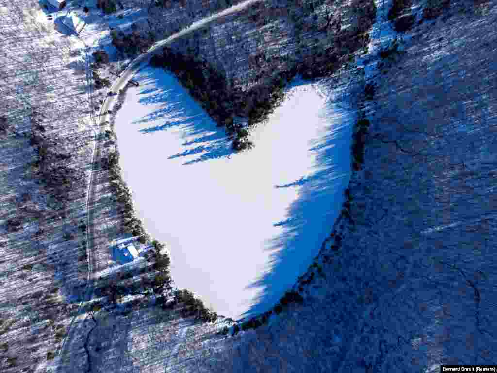 Hó fedi a szív alakú, befagyott Baker-tavat Québecben