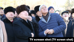 Болат Назарбаев на открытии прижизненного памятника своему брату в Талдыкоргане. Январь 2016 года