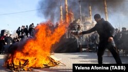 Demonstrație în Groznîi, Cecenia, a unor localnici (încurajați oficial) care cer moartea fostului jurist cecen și militant pentru drepturile omului Saidi Iangulbaiev, în vreme ce ard fotografii și texte ale acestuia.