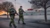 Vojnici iz Gotlandovog puka patroliraju lukom Visby, na švedskom ostrvu Gotland, Švedska, 2022.