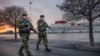 Шведські військові патрулюють гавань Вісбю на острові Готланд на тлі посилення напруженості між НАТО та Росією через Україну, січень 2022 року