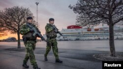 Шведські військові патрулюють гавань Вісбю на острові Готланд на тлі посилення напруженості між НАТО та Росією через Україну, січень 2022 року