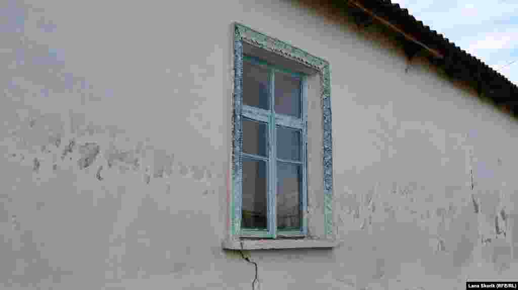 Окно старого дома украшено лепным орнаментом