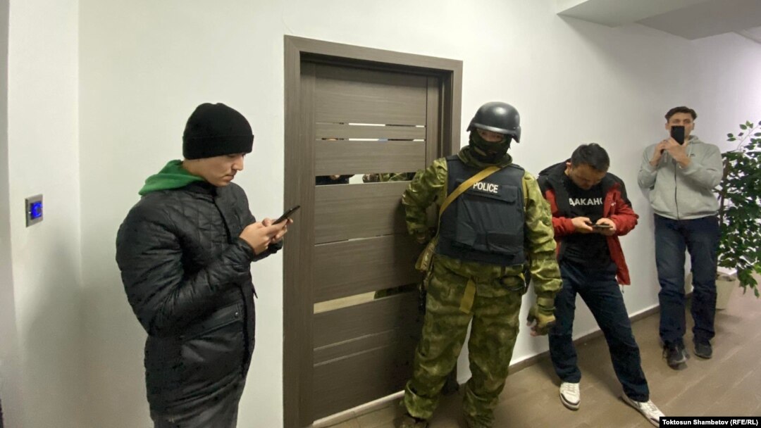 Болот Темировдун кеңсесинде тинтүү жүрүп жаткан учур. 22-январь, 2022-жыл.