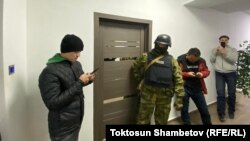 Болот Темировдун кеңсесинде тинтүү жүрүп жаткан учур. 22-январь, 2022-жыл.