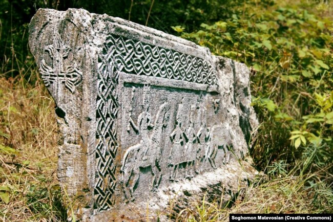 Një gur i gdhendur në truallin e Manastirit Yerits Mankants.