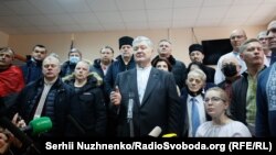 Петро Порошенко із прибічниками в Печерському районному суді Києва, 19 січня 2022 року