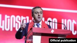 İşxan Saqatelyan partiyasının ildönüm mərasimində çıxış edir