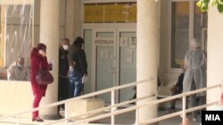 Скопје- пациенти чекаат пред болница во услови на ковид пандемија