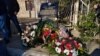 Cveće na mestu gde je Ivanović ubijen ispred sedišta njegove stranke u Severnoj Mitrovici, 16. januar 2022.