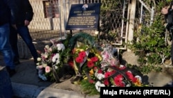 Cveće na mestu gde je Ivanović ubijen ispred sedišta njegove stranke u Severnoj Mitrovici, 16. januar 2022.
