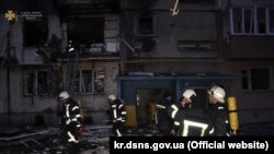 Рятувальники на місці влучання в Кропивницькому, архівне фото, лютий 2025 року