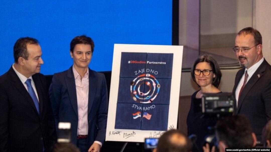 Ambasador SAD-a u Srbiji Entoni Godfri i premijerka Srbije Ana Brnabić na ceremoniji u decembru 2021. 