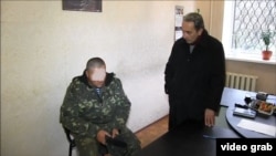 Журналист Сергей Шлёма общается с украинским военным, которого задержали гибридные силы России, весна 2014-го года, Бахмут