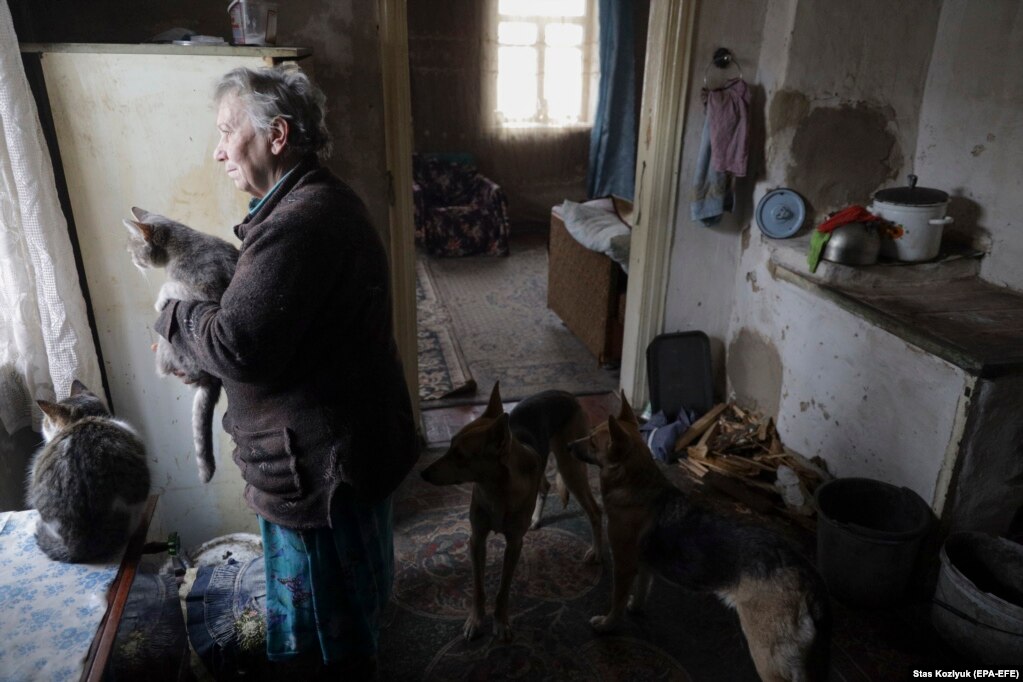 Natalya, një banore e Avdiyivkas, brenda shtëpisë së saj që gjendet disa kilometra larg vijës së frontit, 26 janar 2022. Ajo ishte plagosur rëndë gjatë luftimeve në janar të vitit 2017.