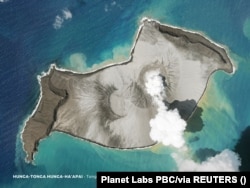 Slika Planeta SkySat prikazuje oblak dima koji se 7. januara diže iz podvodnog vulkana Hunga Tonga-Hunga Ha'apai nekoliko dana pre njegove erupcije 15. januara