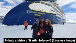 Martin Seferović, član posade broda The National Geographic Endurance, sa koleginicama. Brod je namjenski konstruisan za navigaciju polarnim predjelima, a dobio je ime u čast broda "Endurance" istraživača Antarktika Ernesta Shackletona