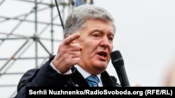 Петро Порошенко раніше заявив, що зранку 1 грудня його не випустили за кордон, попри погоджене відрядження