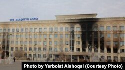 Частично сгоревшее во время Январских событий здание акимата Кызылординской области. 7 января 2022 года