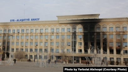 Порно көзілдірігі бар жетілген әйелдер