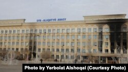 Ndërtesa e djegur pas protestave në Kazakistan