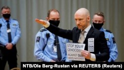 Anders Behring Breivik a bírósági tárgyalásán Norvégiában 2022. január 18-án