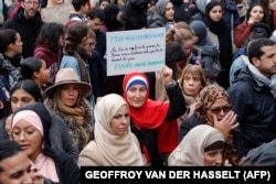 تجمعی در حمایت از حجاب در نوامبر ۲۰۱۹ در پاریس/ زنی در میان جمع پلاکاردی در دست دارد که بر آن نوشته شده «حجاب من آزادی من است»