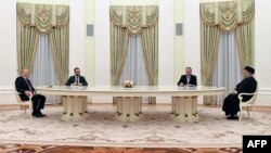Переговоры между президентом России Владимиром Путиным (слева) и президентом Ирана Ибрагимом Раиси. Москва, 19 января 2022 года