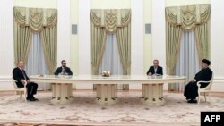 ابراهیم رئیسی (راست) رئیس‌جمهوری اسلامی ایران در دیدار با ولادیمیر پوتین، همتای روسی‌اش، در کاخ کرملین