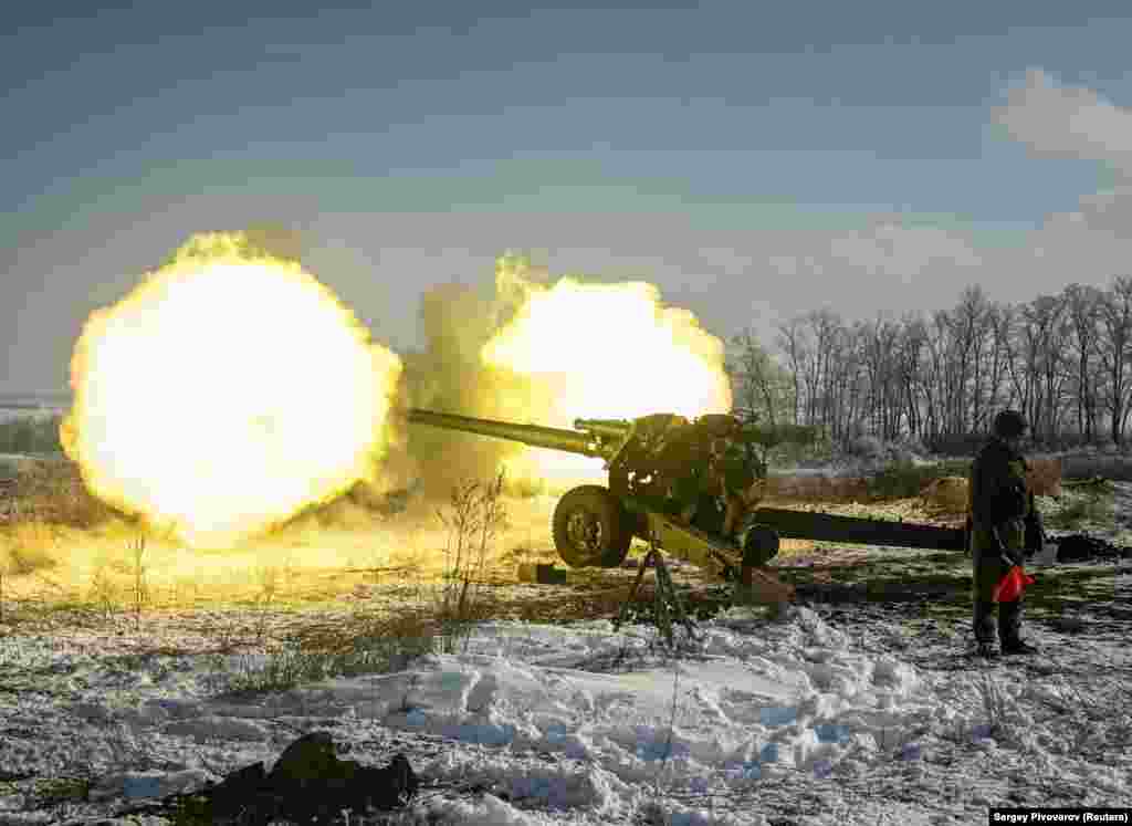 Російські артилеристи стріляють із гаубиці під час навчань на Кузьмінському полігоні, що на півдні Ростовської області. Росія. 26 січня 2022 року
