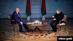 Президент Беларуси Александр Лукашенко (слева) дает интервью российскому журналисту Владимиру Соловьеву, 6 февраля 2022 г. 