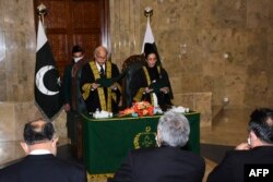  Клетвата на арбитър Айша Малик беше излъчена онлайн по пакистанската телевизия 