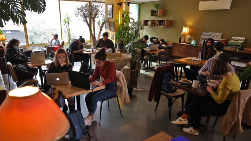 Tërë ditën pa rrymë: Kafenetë bëhen zyra pune