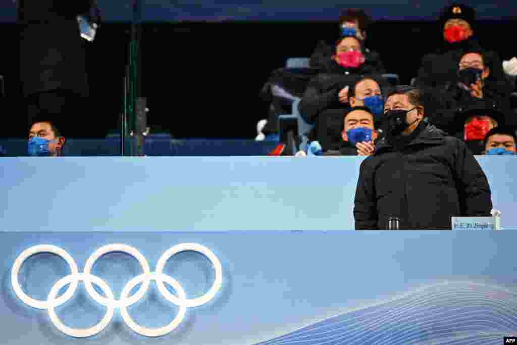 Қытай басшысы Си Цзиньпин олимпиаданың ашылу салтанатында. Қытай басылымдары мен телеарналары бұл олимпиаданың негізгі ұйымдастырушысы Си Цзиньцин деп көрсетіп жатыр. Пекин, 4 ақпан 2022 жыл.