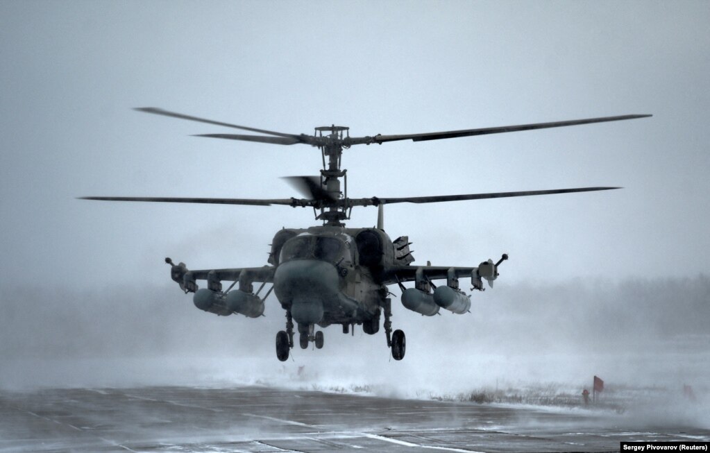 Руски хеликоптер Ка-52 &quot;Алигатор&quot; прелита над неуточнена локация в региона на Ростов на 19 януари. Тези снимки са направени от фотограф на свободна практика, който е получил достъп до военна база, а по-късно изпрати кадрите на Ройтерс.