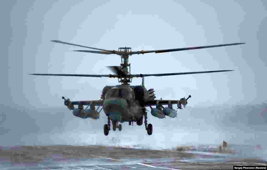 Ka-52 &quot;Alligator&quot;, un elicopter rusesc de recunoaștere și atac, surprins pe 19 ianuarie când zboară într-o locație nespecificată din regiunea Rostov din Rusia. Aceste imagini au fost realizate de un fotograf independent care se pare că a primit acces la o bază militară rusă și au fost distribuite ulterior de Reuters.