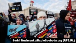 Украинци с плакати "Благодарим, приятели", написан на различни езици на страни от НАТО, на централния площад в Киев, 30 януари 2022 г.