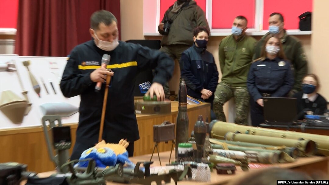 Lecții de apărare civilă la o școală din Kiev, februarie 2022