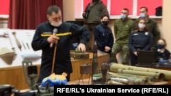 Lecții de apărare civilă la o școală din Kiev, februarie 2022