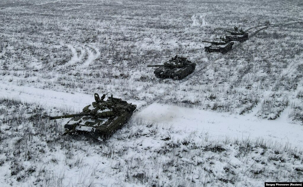 Disa tanke ruse të tipit T-72B3 duke marrë pjesë në manovra ushtarake në një poligon qitjeje, në rajonin jugor rus të Rostovit, afër kufirit me Ukrianën, më 27 janar.
