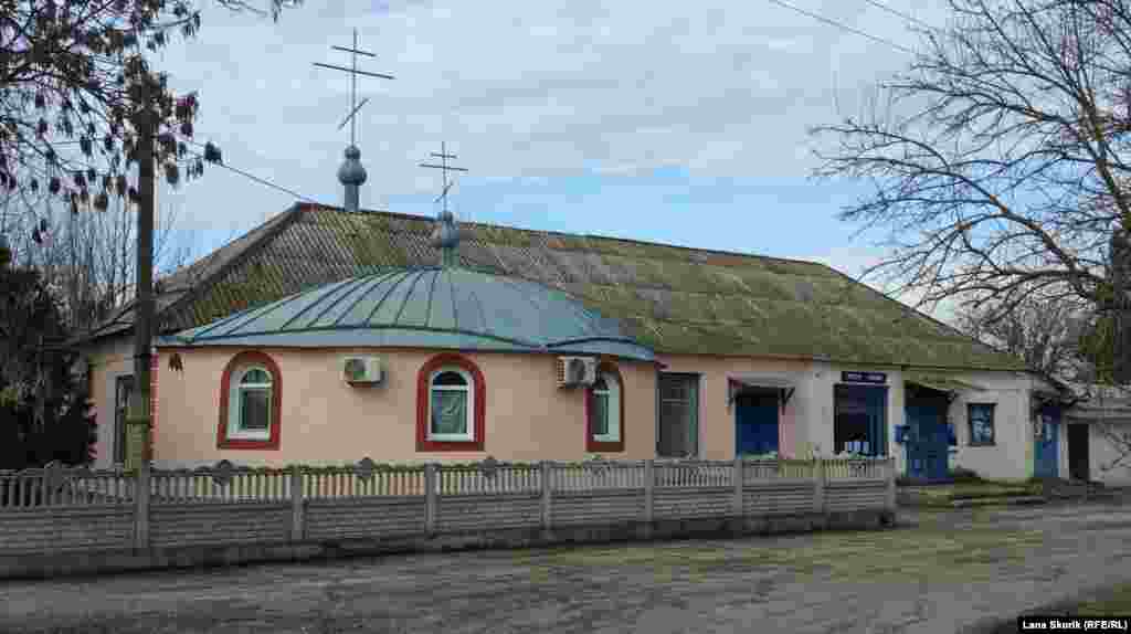 Православна церква Святого Духа розташована в одному будинку з відділенням пошти