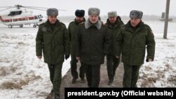 Аляксандар Лукашэнка з генэраламі падчас паездкі ў Берасьцейскую вобласьць. 21 студзеня 2022