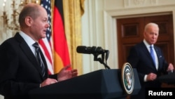 Întrebat dacă Nord Stream 2 va continua în cazul în care Rusia va invada Ucraina, președintele Biden a răspuns clar: „Nord Stream 2 nu va mai exista; noi îl vom opri”. Cancelarul german a repetat însă declarațiile privind unitatea de vederi cu SUA și aliații din NATO. 