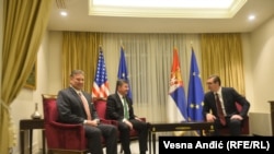 Presidenti serb, Aleksandar Vuçiq në takim me të dërguarin amerikan për Ballkanin Perëndimor, Gabriel Escobar dhe të dërguarin e Bashkimit Evropian për dialogun mes Kosovës dhe Serbisë, Miroslav Lajçak.