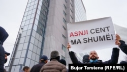 Protesta kundër shtrenjtimit të rrymës para ndërtesës së Qeverisë së Kosovës. Prishtinë, 26 janar 2022. 